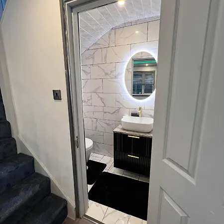 Luxxe House With Hot Tub And Pool Table Uxbridge