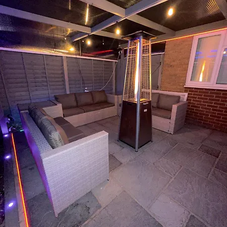 Apartment Luxxe House With Hot Tub And Pool Table Uxbridge