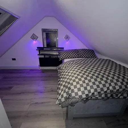 Apartment Luxxe House With Hot Tub And Pool Table
