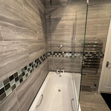 Apartment Luxxe House With Hot Tub And Pool Table Uxbridge