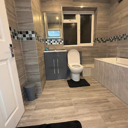 Apartment Luxxe House With Hot Tub And Pool Table