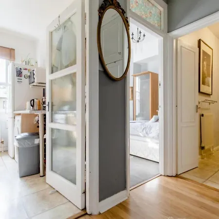 Spacious Double Bedroom In Kensington London