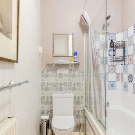 Spacious Double Bedroom In Kensington Homestay *