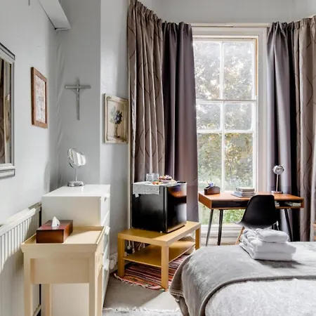 Spacious Double Bedroom In Kensington Homestay London