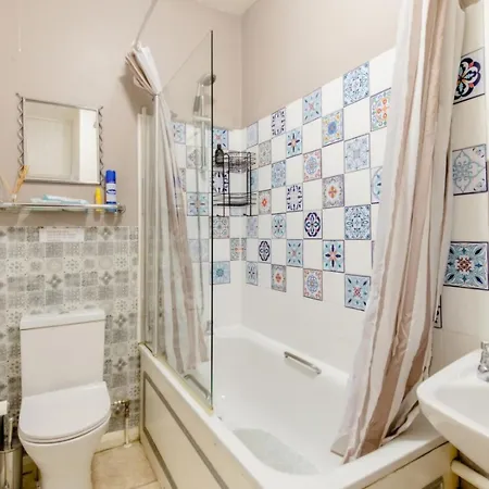 Spacious Double Bedroom In Kensington Homestay