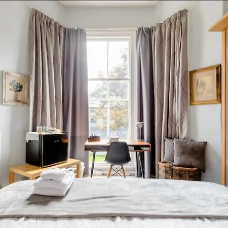 Homestay Spacious Double Bedroom In Kensington *