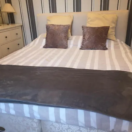 Homestay Spacious Double Bedroom In Kensington London