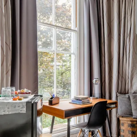 Spacious Double Bedroom In Kensington *