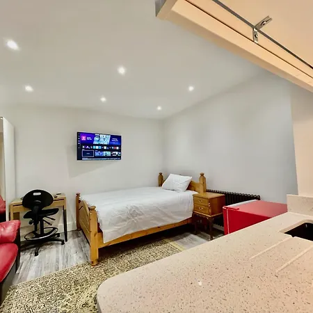 Luxury En-suite 6 Bedroom House - West London Villa
