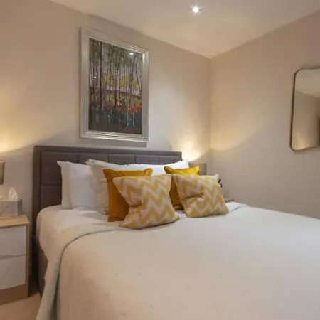 Westminster 1 Bed With Terrace Apartment