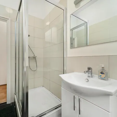 Paddington Modern Apartment