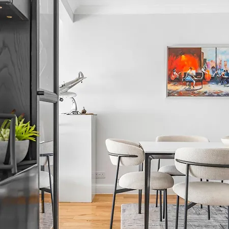 4 Bedroom House With Gym - Behind V&a Museum Holiday home