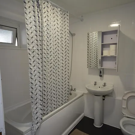 Holiday home 3 Bed House By White Hart Lane Edmonton