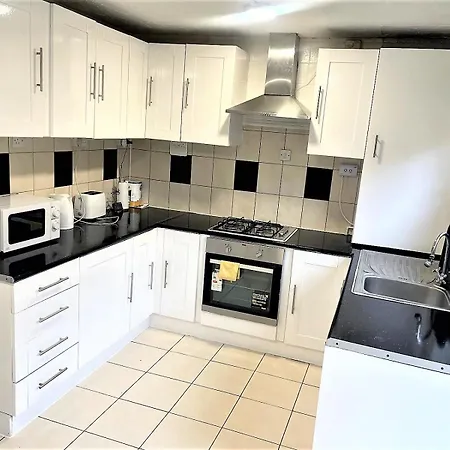 3 Bed House By White Hart Lane Holiday home *