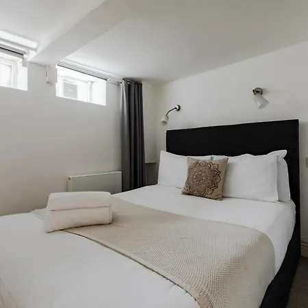 Fairhazel Gardens Apartment *