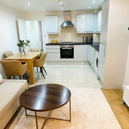 Westferry Deluxe Penthouse Apartment *