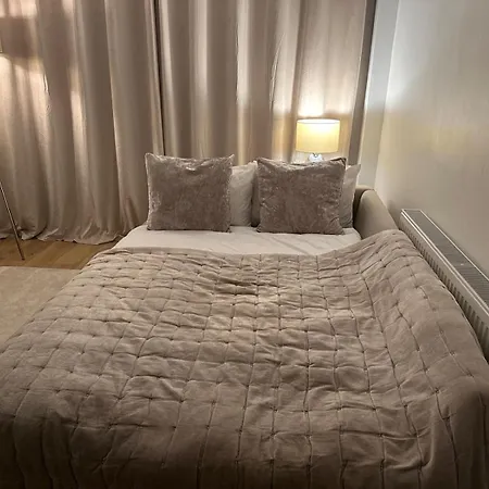 Westferry Deluxe Penthouse Apartment London