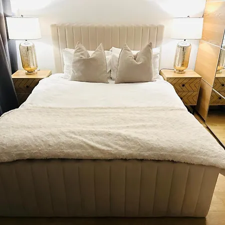 Apartment Westferry Deluxe Penthouse London