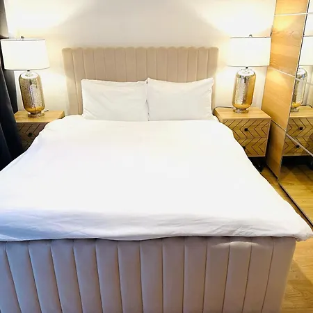 Westferry Deluxe Penthouse *