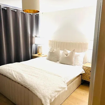 Westferry Deluxe Penthouse Apartment *