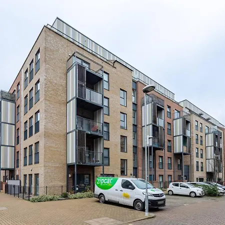 Modern 2 Bed Flat With Balcony, Easy Access London