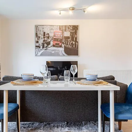 Modern 2 Bed Flat With Balcony, Easy Access Apartment