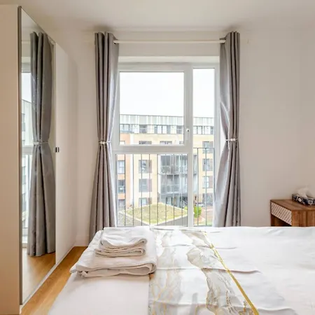 Apartment Modern 2 Bed Flat With Balcony, Easy Access *