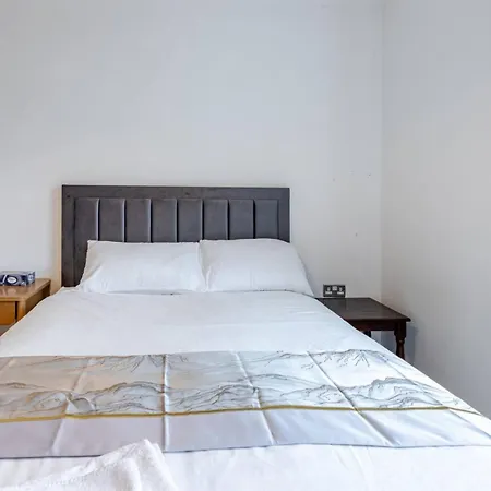 Modern 2 Bed Flat With Balcony, Easy Access * London