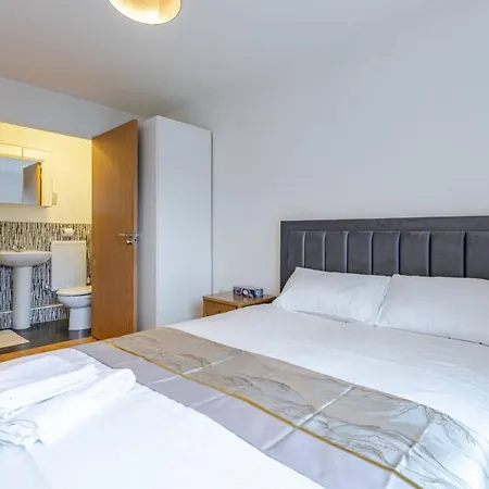 Modern 2 Bed Flat With Balcony, Easy Access Apartment London