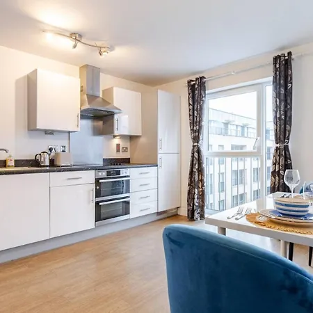 Modern 2 Bed Flat With Balcony, Easy Access London