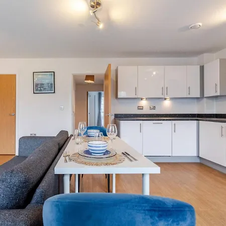 Modern 2 Bed Flat With Balcony, Easy Access *