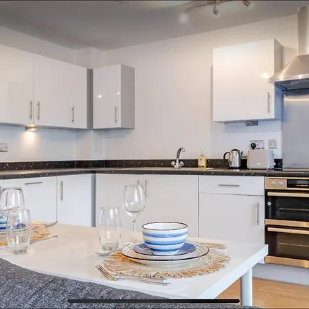 Modern 2 Bed Flat With Balcony, Easy Access * London