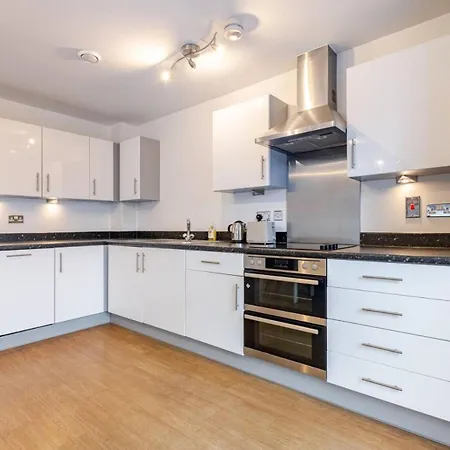 Modern 2 Bed Flat With Balcony, Easy Access * London