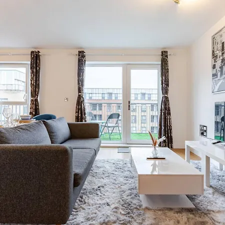 Modern 2 Bed Flat With Balcony, Easy Access