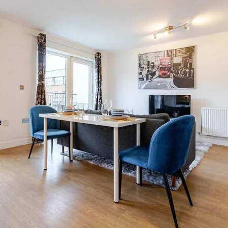 Modern 2 Bed Flat With Balcony, Easy Access London