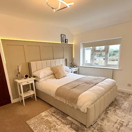 Cosy 4 Bedroom House With Secure Parking Holiday home *