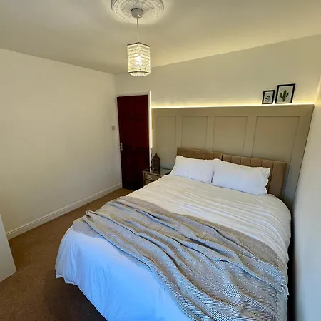 Cosy 4 Bedroom House With Secure Parking Holiday home