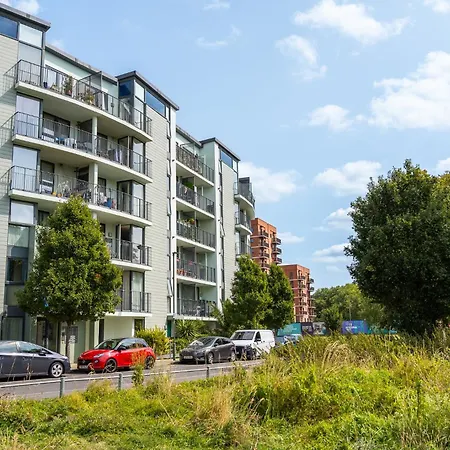 Apartment Stylish 2br 2ba Colindale With Balcony *