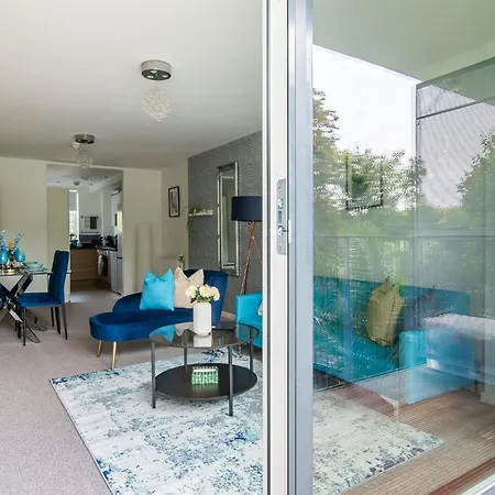 Apartment Stylish 2br 2ba Colindale With Balcony *