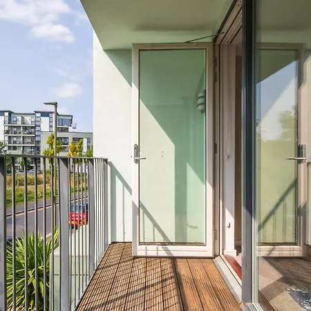 Stylish 2br 2ba Colindale With Balcony *