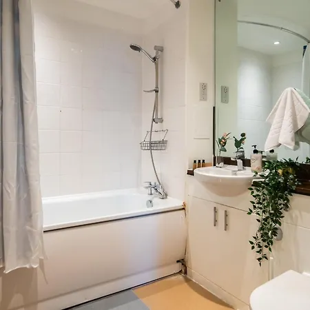 Apartment Stylish 2br 2ba Colindale With Balcony *
