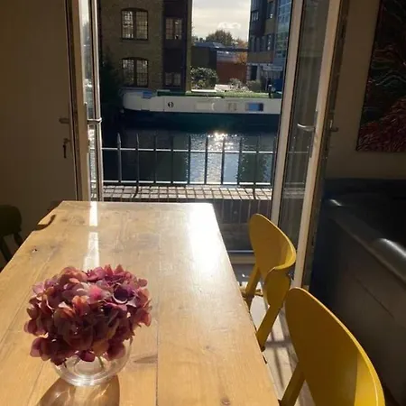 Modern Flat On Regent's Canal London
