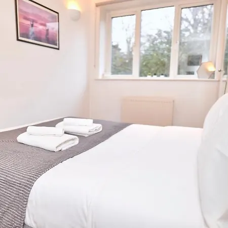 3 Bed With Parking In Maida Vale Apartment