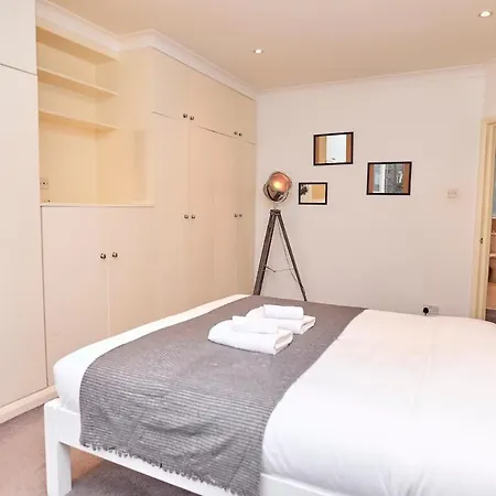 Apartment 3 Bed With Parking In Maida Vale