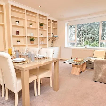 3 Bed With Parking In Maida Vale Apartment *