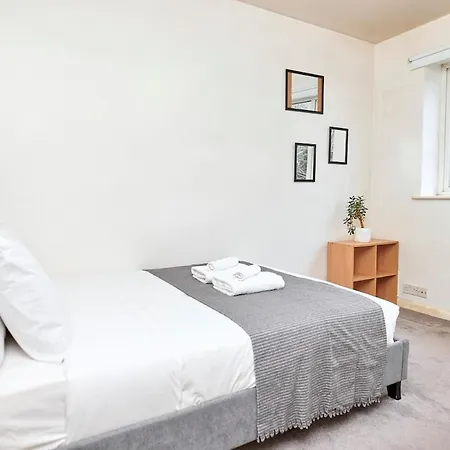 3 Bed With Parking In Maida Vale Apartment London