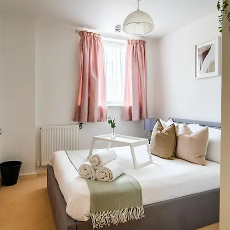 Stylish 2br 2ba Colindale With Balcony