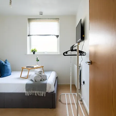Apartment Stylish 2br 2ba Colindale With Balcony *