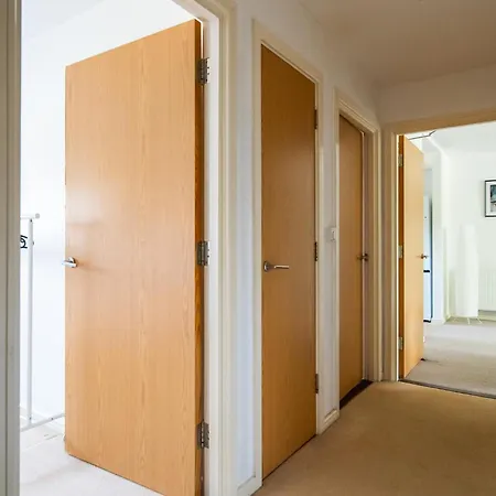Stylish 2br 2ba Colindale With Balcony Apartment *