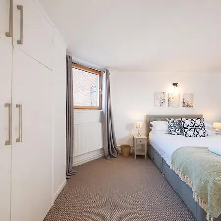 Apartment 3 Bed Luxury In Chelsea, 2 King Size Bed, 1 Double Bed, Ideal For Families London
